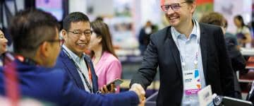 Jakob Wahl shakes hands of IAAPA members